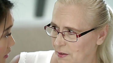 亚洲少女辅导老妇人