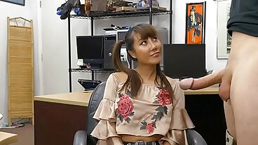 Büyük memeli Asyalı kadın rehinacı tarafından sikiliyor