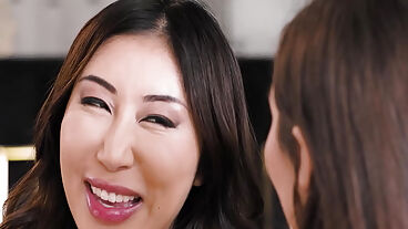 直女亚洲人见到假阳具后变女同 尼可·多希 玛雅·沃尔夫