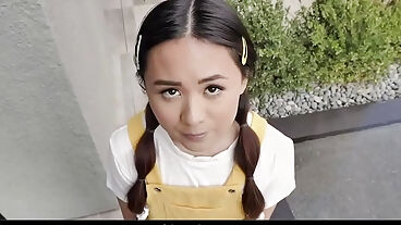 Komşusu Çift Tarafından Sikişen Sevimli Küçük Asyalı Genç