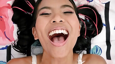 Миниатюрная азиатская тинка трахается с белым парнем