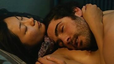 亚洲女孩在这令人惊叹的一幕中与霸道的美国男人做爱