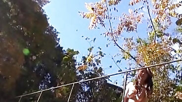 Japon esmer Maki Hojo çıplak ve açık havada mastürbasyon yapıyor