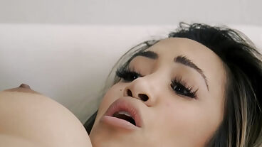 Minyon Çinli Amerikalı Kız İçinde Büyük Bir Sik Seviyor