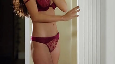 Amatör Asyalı genç iç çamaşırı ve çizme giyiyor