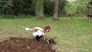 日本女尊丽莎浇灌人体植物